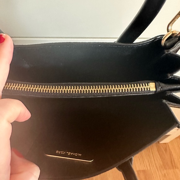 Gorgeous black medium Michael kors authentic bag! - Picture 4 of 7